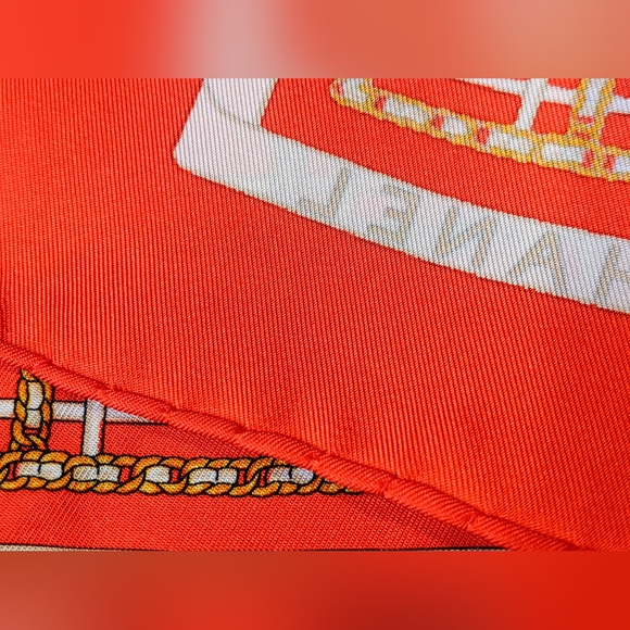 Chanel vintage 80's red silk scarf small, with original folio box chain pattern - Picture 7 of 7